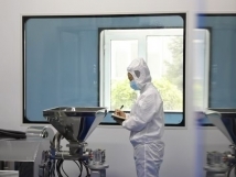 不負(fù)秋日好時(shí)光 ，亞歐廠里生產(chǎn)忙， 機(jī)器轟鳴干勁足，熱火朝天普新章！